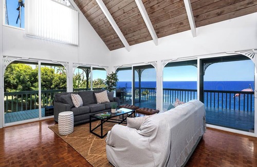Laupahoehoe House | Stunning Ocean-front Retreat Overlooking Laupahoehoe Point