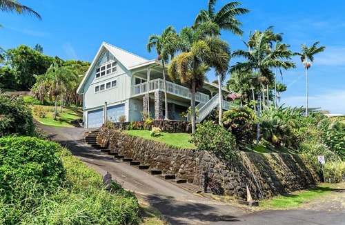 Laupahoehoe House | Stunning Ocean-front Retreat Overlooking Laupahoehoe Point