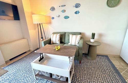 Hilo Apartment | Hilo Studio Retreat with Gorgeous Park View, AC, WiFi, Pool