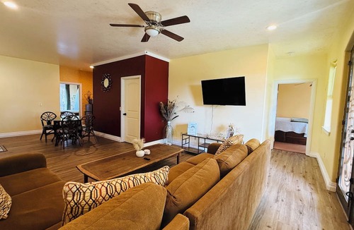 Hakalau Apartment | Charming & Comfy Oceanfront Gem views -Balcony