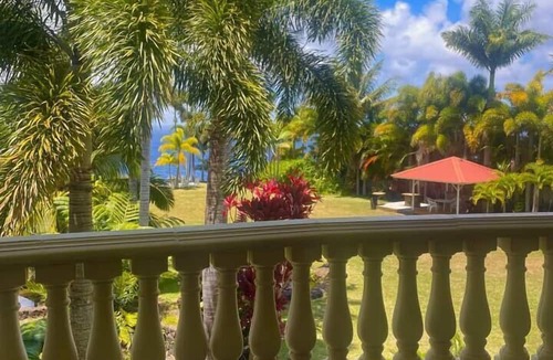 Hakalau Apartment | Charming & Comfy Oceanfront Gem views -Balcony