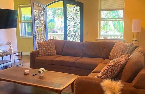 Hakalau Apartment | Charming & Comfy Oceanfront Gem views -Balcony