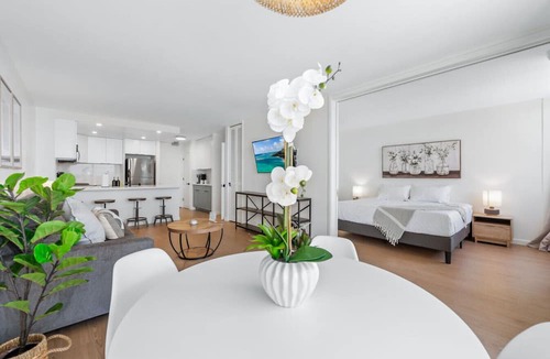 Waikiki Apartment | *Oceanfront Renovated Getaway in Waikiki