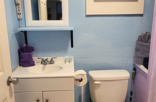 Wailuku Apartment | Budget Downtown Studio-K w/Queen Bed, Micro-Kitchen AC, WIFI & 4 free Streamers
