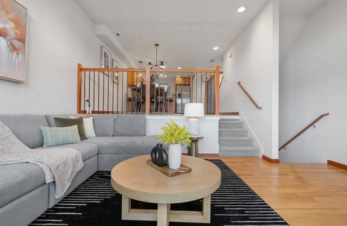 North Queen Anne Condo | LakeView Queen Anne 3BR Townhome w Portable AC