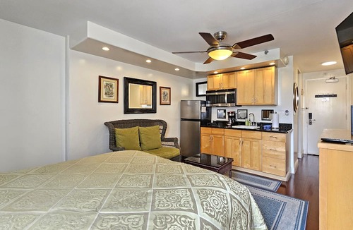 Waikiki Condo | Waikiki Grand Hotel® 605—Queen-Bed Beachy Studio 𓂃𓂃 ོ⋆☀︎𓂃⛱𓂃2 Guests