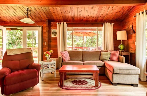 Volcano Cabin | Cozy Cabin in Volcano Village minutes from Volcano Park entrance.