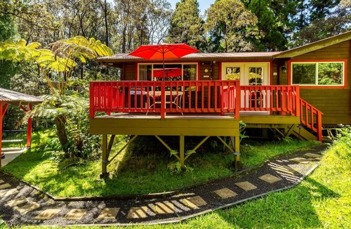 Volcano Cabin | Cozy Cabin in Volcano Village minutes from Volcano Park entrance.