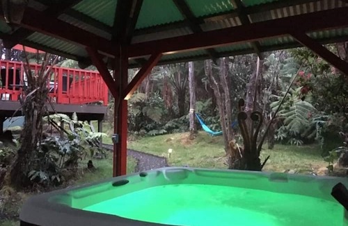 Volcano Cabin | Cozy Cabin in Volcano Village minutes from Volcano Park entrance.
