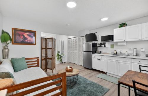 Waikiki Apartment | Cabana Waikiki walk to Waikiki Beach Free Parking