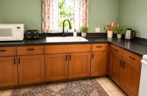 Pauwela Apartment | Dual Balconies Full Kitchen + Parking