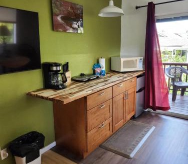 Pauwela Apartment | Two Balconies Kitchenette + Parking
