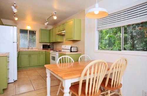 Pauwela Apartment | Two Balconies Full Kitchen + Parking