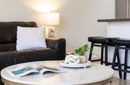 Waikiki Apartment | Waikiki Banyan with pool, hot tub & beach access