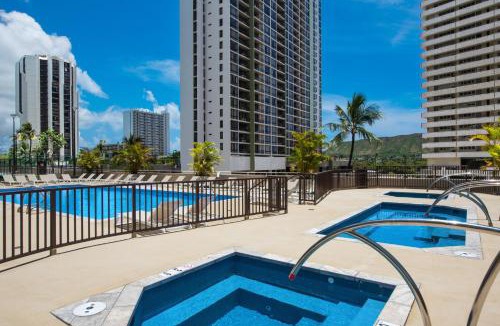 Waikiki Apartment | Waikiki Banyan condo with lanai & resort access