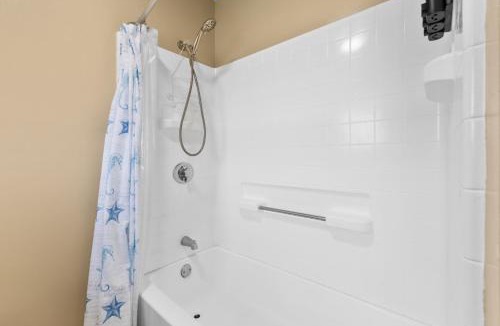 Keaukaha House | Ocean View 1BR Balcony Near Beaches & Downtown