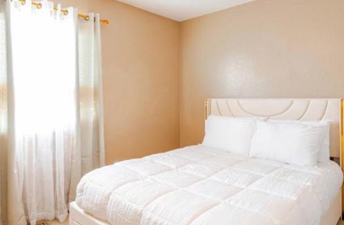 Green Valley Ranch Villa | 6bedroom 4br HOT TUB 10m to airport