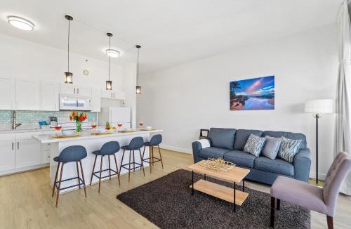 Waikiki Apartment | Waikiki Banyan condo with lanai & resort access