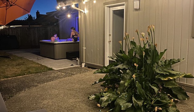 Tacoma house with hot tub in Tacoma