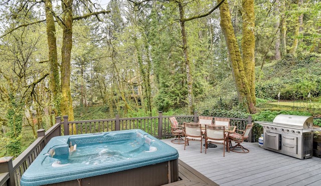 West Linn Vacation Rental w/ Private Hot Tub in West Linn