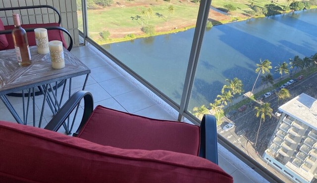 Lovely Studio with Million Dollar View of Waikiki and close to everything!