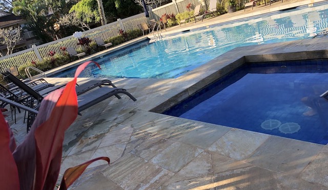 Princeville Delight! COLD A/C, Sleeps 4, Pool & Jacuzzi, Private Lanai & Space