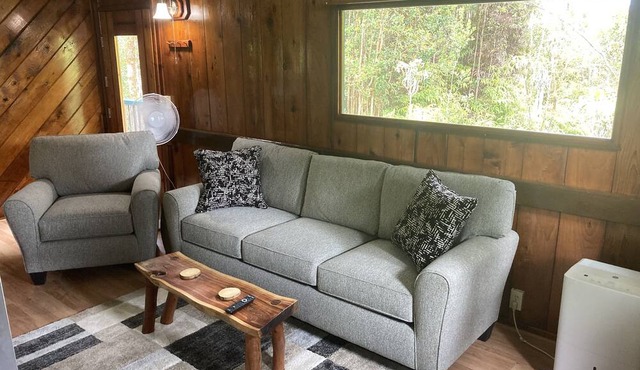 Hawaiian Tree House Cabin - A/C and 15 Minutes to Volcano National Park