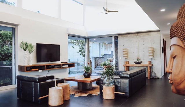 Most Contemporary Estate in the heart of Honolulu-Luxury Living .