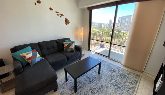 Stunning ocean, mountain, and city views from Downtown Honolulu. Pet friendly!