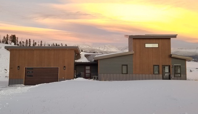 Modern home with amazing views near world class amenities-ski, bike, golf, boat! in Tabernash