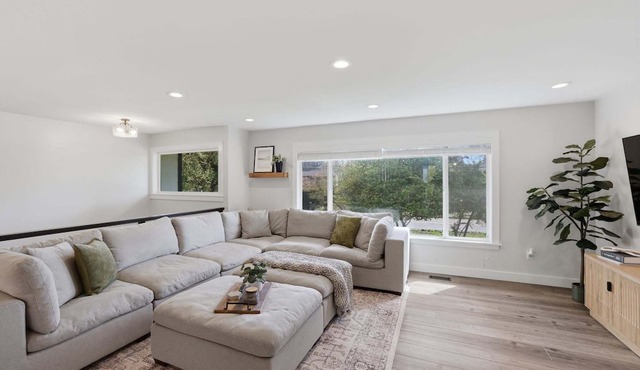 Family Get Away Fireplace Near Columbia River 4 Bedroom Home in Vancouver
