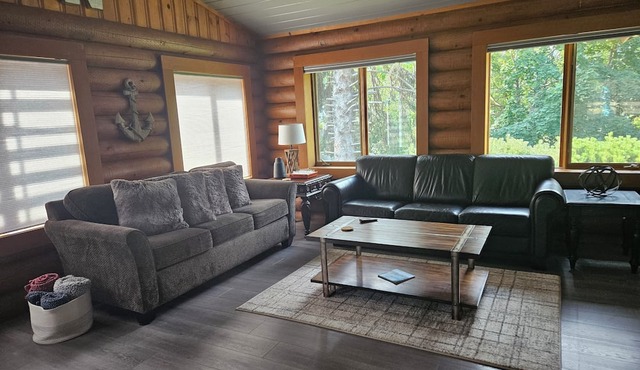 Charming, modern log cabin, steps to the lake. Bright & spacious. Ideal escape! in Manson