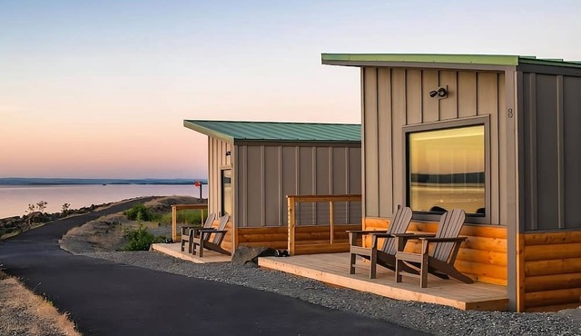 Amazing Views and Beautiful Resort! Cabin w/King Bed & Kitchen and Pool Access in Boardman