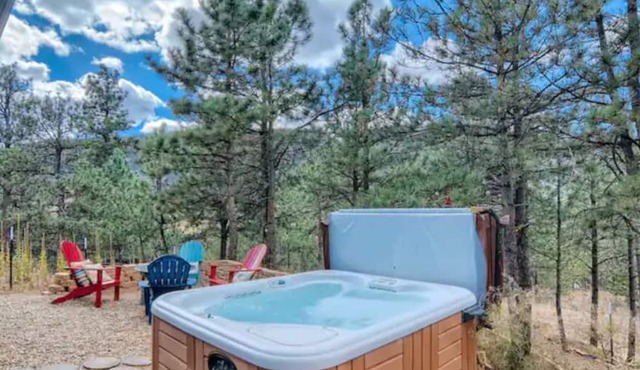 Cabin in the Woods with Hot Tub, Incredible Views, Fireplace, Foosball, Fire Pit in Green Mountain Falls