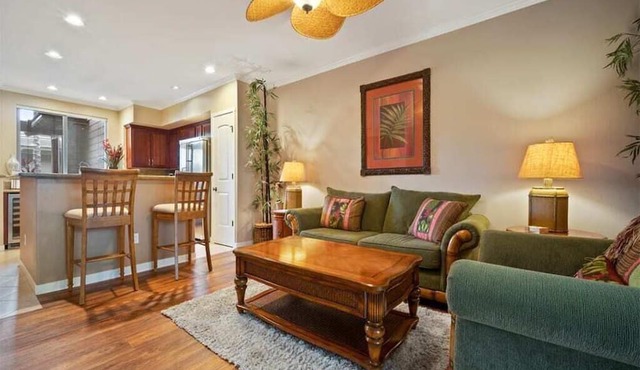 Hawaiian-Style Garden View 2-Br Villa, Ground Floor AC Kitchen & Beach Club Pass in Waimea