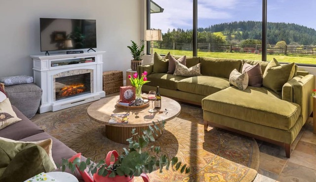 Picturesque Panoramic Vineyard Views From Home and Hot Tub, Pet Friendly, Private, Fire-Pit, BBQ in Newberg