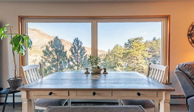 Romantic Getaway; Private Hot Tub, Mt Views & Art in Cascade-Chipita Park