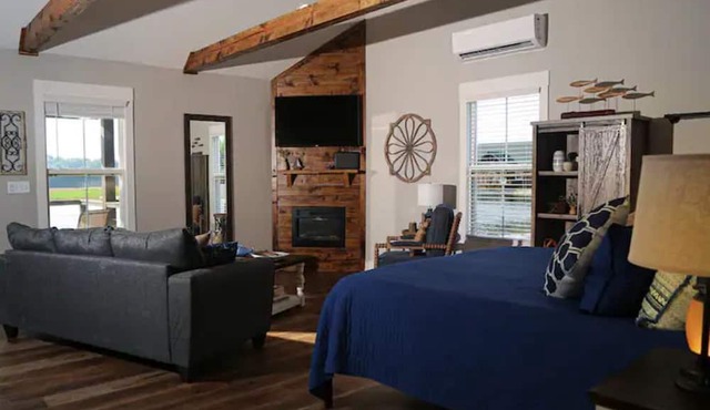 Cabin D by the Pond - King bed - Swimming Pool in Muscle Shoals