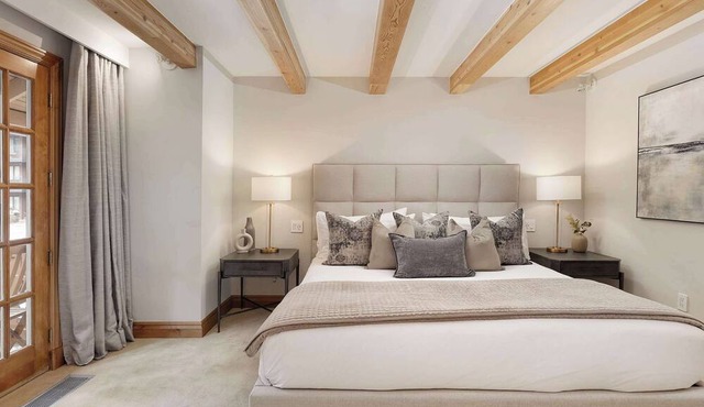 Updated 4 BR 4.5 BA, AC, Pool in Aspen