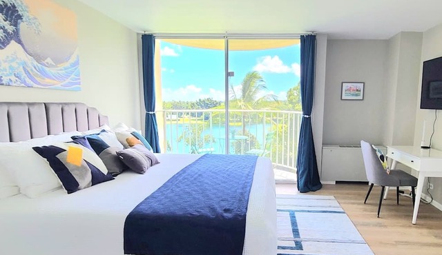 Loko Kai Nani - Stunning Lagoon Views, Pool, A/C in Hilo