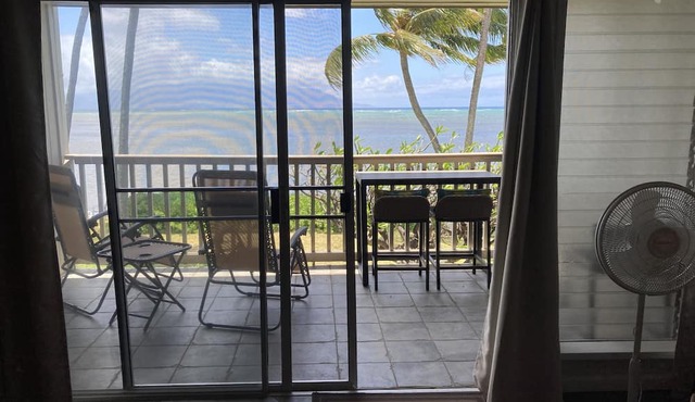 Oceanfront, AC!, king bed, kayaks, pickleball, and beach stuff all included! in Kaunakakai