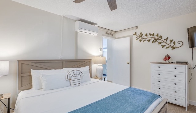 Direct Oceanfront, unobstructed ocean view top floor penthouse quiet & private.