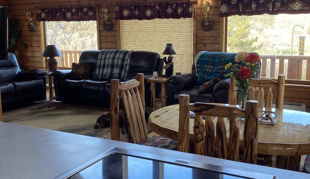 Cozy, Quiet Small Town Log Home. With Beautiful Mountain View. in collbran colarado
