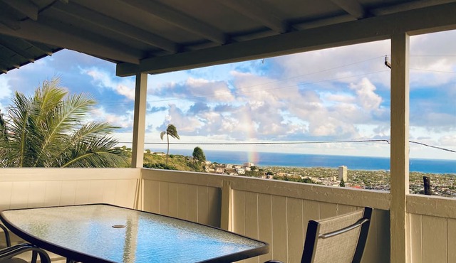 BIG ALOHA & AWESOME VIEW AT THIS HAWAIIAN HOME!