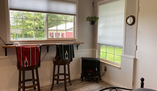 Lovely Mountain View Cottage with Hot Tub, close to amenities! in Arlington