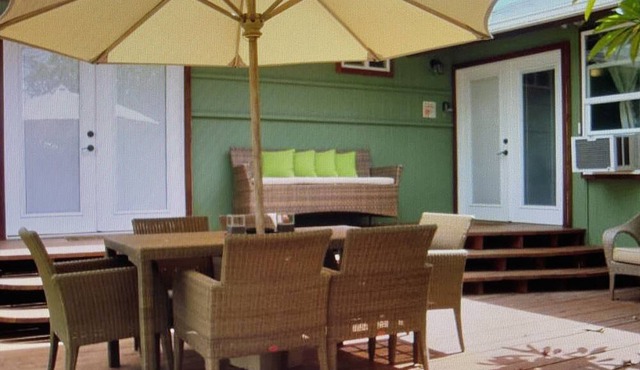House in the heart of Haleiwa Town! Walk to restaurants, shops, and beaches! in Haleiwa