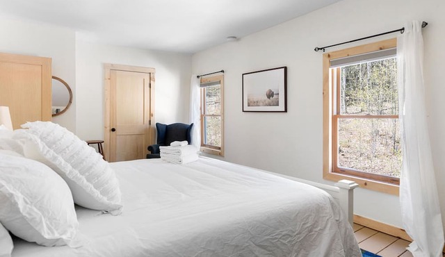 Cheerful Mountain Cottage in Duxbury
