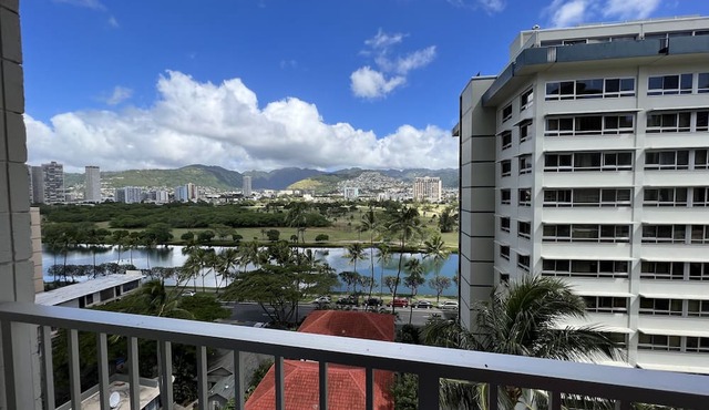 Waikiki Lanais 1 BDRM Mountain View Condo w/Free Parking on the 11th Floor