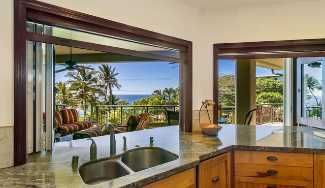 Kauai Luxury home, Private Pool & Spa, walk to the beach, restaurants and shops in Koloa