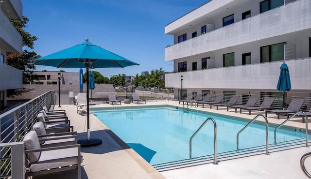UPSCALE Cozy Nashville Condo★ POOL, PATIO, PARKING in Nashville